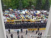 Участники акции в поддержку правительства Виктора Ющенко "Правительству украинской надежды - всенародную поддержку!" у стен Верховного Совета Украины