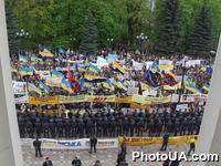 Участники акции в поддержку правительства Виктора Ющенко "Правительству украинской надежды - всенародную поддержку!" у стен Верховного Совета Украины