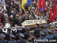 Участники акции в поддержку правительства Виктора Ющенко "Правительству украинской надежды - всенародную поддержку!" с гробом "Политические трупы Украины: СДПУ (О), КПУ, НДП и др." у стен Верховного Совета Украины