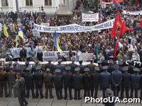 Участники акции в поддержку правительства Виктора Ющенко "Правительству украинской надежды - всенародную поддержку!" у стен Верховного Совета Украины