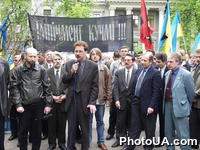 Выступление сопредседателя акции "Украина без Кучмы" Владимира Чемериса на митинге в поддержку правительства Виктора Ющенко на углу улиц Банковой и Институтской возле символических баррикад