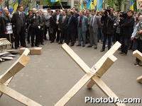 Народные депутаты Украины - лидеры оппозиции возле баррикад, сооруженных  участниками акции в поддержку премьер-министра В.Ющенко на углу улиц Банковой и Институтской
