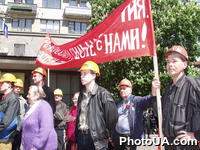 Шахтеры Донбасса на митинге солидарности трудяшихся, организованном Коммунистической партией рабочих и крестьян в честь Дня солидарности трудящихся возле памятника В. Ленина в Киеве