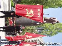 Участники марша солидарности трудящихся, организованного Коммунистической партией рабочих и крестьян в честь Дня солидарности трудящихся, в военной форме советских времен у памятника В. Ленина с знаменами партии