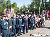 Ветераны Великой Отечественной войны возле памятника "Воинам-танкистам - освободителям Киева" на День Победы