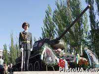 Почетный караул возле памятника "Воинам-танкистам - освободителям Киева в День Победы