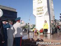 Киевский мэр Александр Омельченко принимает участие в церемонии возложения цветов к памятному знаку "Киеву - городу герою" на площади Победы в День Победы в Великой Отечественной войне
