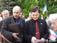 Член руководящего состава УНА-УНСО Ю.Тима и глава Патриотической партии Украины Н.Габер возле ВС Украины среди представителей Патриотической партии и Патриотического фронта Украины, которые начали двухнедельное пикетирование ВС Украины