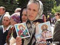 Участница акции протеста против визита в Украину Папы Римского Иоанна Павла II, организованная Союзом православных братсв Украины при поддержке Славянской партии, Конгресса Российских организаций Украины, ЗУБРа и ряда других организаций