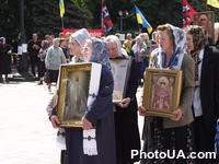 Участницы акции протеста против визита в Украину Папы Римского Иоанна Павла II с иконами в руках у стен ВС Украины