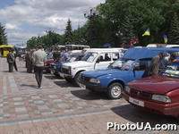 Демонстрация лучших образцов автотранспртных средств на площади Конституции у здания Верховного Совета Украины, организованная советом Всеукраинского Депутатского клуба народных депутатов Украины "Парламент" в ВС Украины
