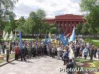 Участники Шевченковского митинга-концерта перед памятником Т. Шевченко в Киеве, приуроченного к 140-й годовщине со дня перезахоронения праха Кобзаря на Чернечей Горе в Каневе