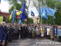Участники Шевченковского митинга-концерта перед памятником Т. Шевченко в Киеве, приуроченного к 140-й годовщине со дня перезахоронения праха Кобзаря на Чернечей Горе в Каневе