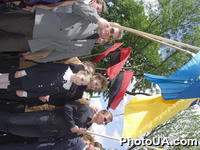 Участники Шевченковского митинга-концерта перед памятником Т. Шевченко в Киеве, приуроченного к 140-й годовщине со дня перезахоронения праха Кобзаря на Чернечей Горе в Каневе