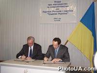 Подписание Соглашения о партнерстве и сотрудничестве между Партией Регионов и партией "Трудовая Украина". Соглашение подписывают Глава партии Регионов Николай Азаров и Глава партии "Трудовая Украина" Сергей Тигипко