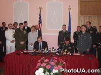 Министр оборони Украины Александр Кузьмук и Секретарь США по вопросам обороны Дональд Рамсфельд во время подписания Соглашения о дальнейшем военном сотрудничестве двух стран