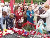 Ветераны Великой Отечественной войны возлагают цветы к Вечному огню в Киеве в день 60-й годовщины от начала Великой Отечественной войны