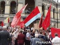 Митинг протеста против праздничных мероприятий по случаю 5-й годовщины принятия Конституции Украины, которые состоятся в Национальной опере Украины в Киеве