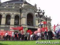 Митинг протеста против праздничных мероприятий по случаю 5-й годовщины принятия Конституции Украины, которые состоятся в Национальной опере Украины в Киеве
