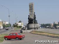 Днепровская набережная в Киеве. 14-метровый памятник морякам Днепровской военной флотилии, проявившим героизм во время Отечественной и гражданской войн при обороне Киева