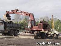 На площади около Киевского железнодорожного вокзала во время его реконструкции