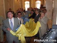 Парламентарии 1-го созыва готовяться внести историческое знамя, которое было внесено в зал 24 августа 1991 года после принятия Акта о провозглашении независимости Украины