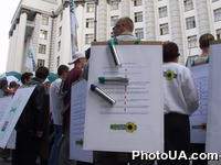 Партия зеленых Украины демонстрирует возле здания Кабмина Украины HOMO undergroundicus - вид человека, который может исчезнуть, если мы сегодня не откажемся отиспользования озоноразрушающих веществ