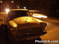 Желтый автомобиль под золотой листвой