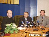 Пресс-конференция ╚Участники виборов-2002: имидж и политические ресурсы╩. Шеф-редактор журнала ╚Політична думка╩ В.Полохало; главний редактор журнала, А. Дергачов и директор Центра политического анализа и консультирования при журнале, С.Макеев