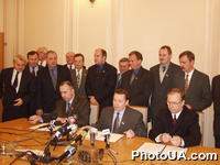 Подписание соглашения о создании депутатского об'единения "За единую Украину!" между фракцией Народно-демократической партии Украины и депутатскими группами "Трудовая Украина" и "Регионы Украины". А. Карпов, И. Шаров, В. Рыбак