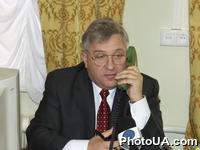 Государственный секретарь Министерства труда и социальной политики Украины Петр Овчаренко во время телефонной "горячей" линии "Проблемы экономической реформы"