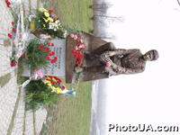 Памятник военным летчикам в Киеве. Памятник установлен неподалеку от могилы Неизвестного Солдата в парке Славы. Открытие памятника приурочено к 58-й годовщине освобождения Киева от фашистских захватчиков