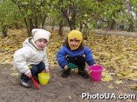 Девочки на прогулке в парке