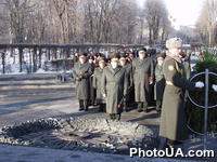 Церемония возложения цветов к могиле Неизвестного солдата (площадь Славы, г. Киев), посвященная 10-й годовщине Вооруженных Сил Украины. В церемонии принимают участие члены Коллегии Министерства обороны Украины во главе с министром  В.Шкидченко