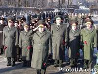 Церемония возложения цветов к могиле Неизвестного солдата (площадь Славы, г. Киев), посвященная 10-й годовщине Вооруженных Сил Украины. В церемонии принимают участие члены Коллегии Министерства обороны Украины во главе с министром В.Шкидченко