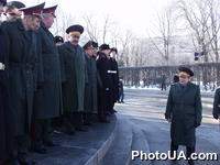 Церемония возложения цветов к могиле Неизвестного солдата (площадь Славы, г. Киев), посвященная 10-й годовщине Вооруженных Сил Украины. В церемонии принимают участие члены Коллегии Министерства обороны Украины во главе с министром В.Шкидченко