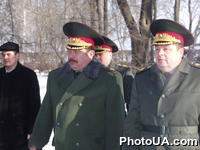 Церемония возложения цветов к могиле Неизвестного солдата (площадь Славы, г. Киев), посвященная 10-й годовщине Вооруженных Сил Украины. Министр обороны Украины Владимир Шкидченко и экс-министр обороны Александр Кузьмук