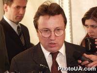 Верховная Рада приняла во втором чтении законопроект "О Государственном бюджете Украины на 2002 год". Министр финансов Украины Игорь Митюков отвечает на вопросы журналистов