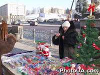 Киев готовится к Новогодним праздникам. Полным ходом идет уличная торговля елочными украшениями