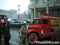 Пожарник возле машины пожарной охраны