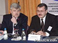 Круглый стол "Выборы 2002: позиции партий и блоков по вопросам военной политики Украины". Президент УЦЭПИ им.А.Разумкова Анатолий Гриценко, Генеральный директор УЦЭПИ Анатолий Рачок