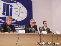 Пресс-конфер-я "Избирательные гонки на ТV-каналах: полит.симпатии в зеркале беспристр-х исслед-й". Дир-р а-ва "Укрпартинформ" А.Шишов, гендир-ра ООО "Мониторинг телев-я Украины" Н.Яременко, испол. дир-ра ГП "Мониторинг СМИ Украины" К.Ткаченко