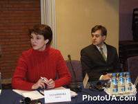 Круглый стол "Выборы 2002: экономические платформы политических партий и блоков".Организатор - УЦЭПИ им. А.Разумкова. Руководитель программы Представительства в Украине Freedom House Л. Татаринова