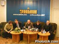 Пресс-конференция "Нападение представителей налоговой милиции на редакцию интернет-издания "Obcom.net" и офис ОАО "Корал-банк". Главный редактор "Obcom.net" А.Миронов, зам. гл.ред. С.Сухобок, почетный президент ОАО "Корал-банк" А.Ржавский