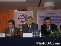Круглый стол "Выборы 2002: проблемы организации государственной власти в программах политических партий и блоков". Организатор - Украинский Центр экономических и политических исследований им.А.Разумкова при поддержке Фонда Конрада Аденауэра в Украине