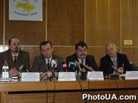 Встреча с руководителями миссии наблюдателей СНГ на выборах в Верховну Раду Украины. Участвуют: член ЦИК Российской Федерации Евгений Колюшин, советник ЦИК РФ Владимир Кораблин, консультант ЦИК РФ Всеволод Перевозчиков.(Укринформ)