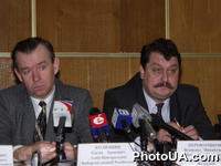 Встреча с руководителями миссии наблюдателей СНГ на выборах в Верховну Раду Украины. Член ЦИК Российской Федерации Евгений Колюшин,консультант ЦИК РФ Всеволод Перевозчиков.(Укринформ)