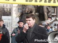 Акция блока "Против всех" под названием "За политику чистого белья" на пл.Независимости у памятника-фонтана Кию, Щеку, Хориву и Лыбиди. На фото: лидер блока Николай Габер