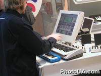 Экспозиция международной выставки-ярмарки CeBIT-2002 (г. Ганновер, Германия). Компьтерные технологии. Музыкальный компьютер