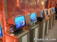 Экспозиция международной выставки-ярмарки CeBIT-2002 (г. Ганновер, Германия). Компьтерные технологии. Мониторы компании Hyundai